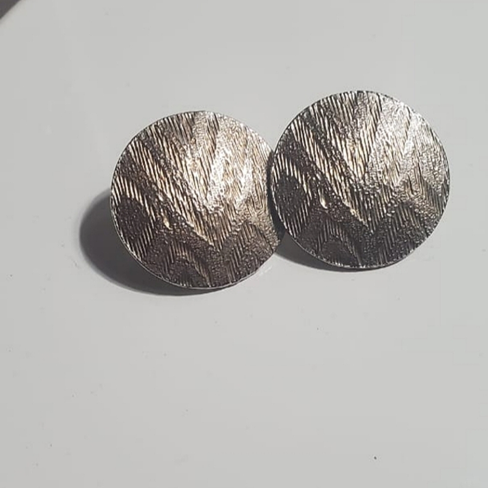 Large Round Silver Stud Earrings. 🌴